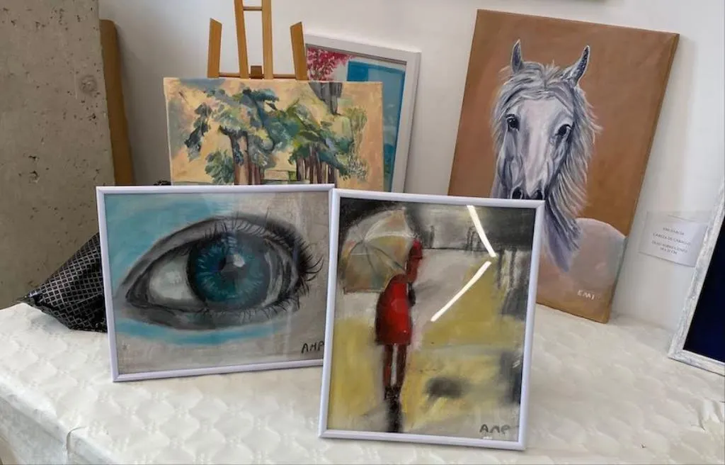 Obras de alumnos de la academia: ojo hiperrealista, caballo y paisaje