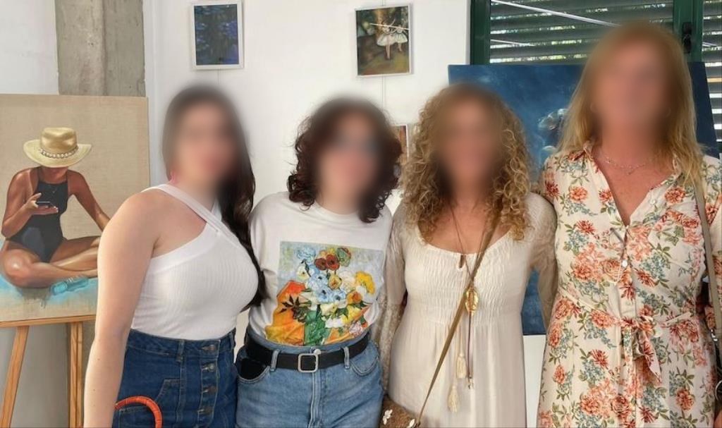 Alumnas y profesoras en la exposición de ISEN