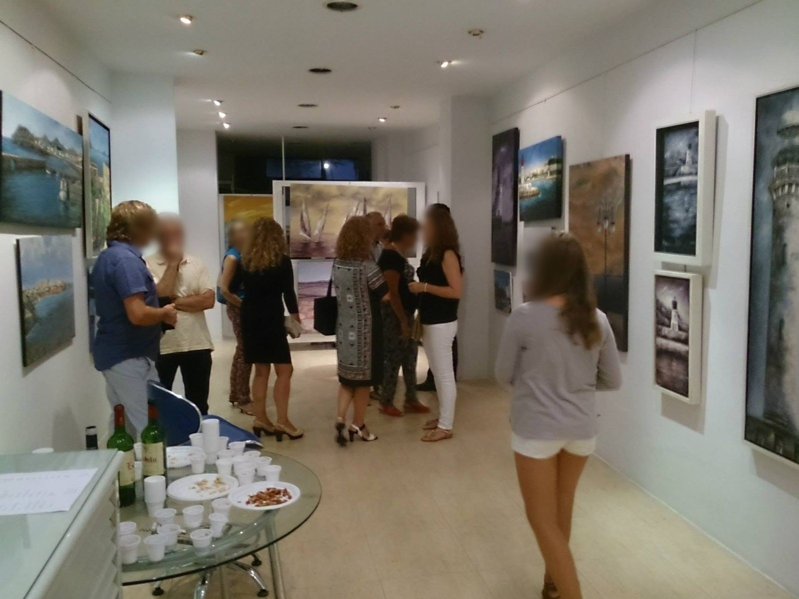 Visitantes recorriendo la exposición de Pinta con Vincent en Bisel