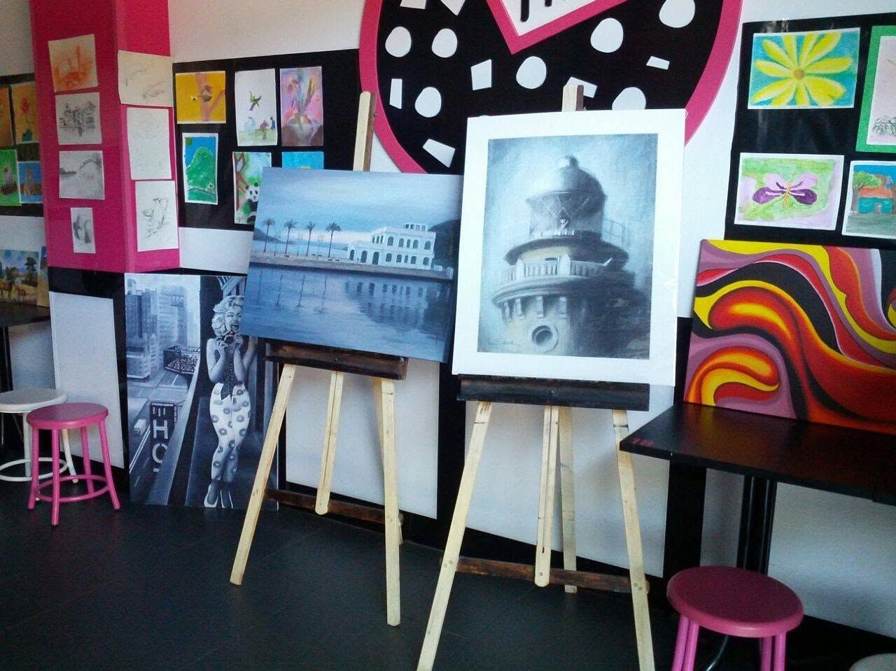Caballetes con paisajes y faro en la exposición de fin de curso 2014/2015