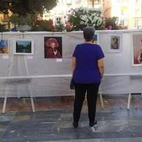 Visitante ante la exposición «Dad una oportunidad a Ucrania»